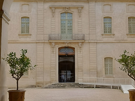 Porche d'entrée et cour de l'hôtel-Dieu - Agrandir l'image, .JPG 197,1 KB (fenêtre modale)