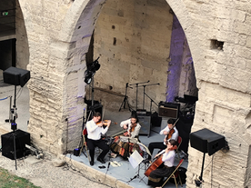 Musiciens jouant avec des instruments classiques sous une arche médiévale - Agrandir l'image, .JPG 1,0 MB (fenêtre modale)