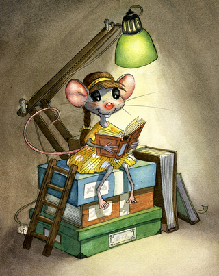 Une souris juchée sur une pile de registre lit un livre à la lueur du lampe de bureau