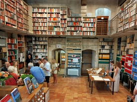 Vue sur une bibliothèque avec du public et des professionnels - Agrandir l'image, .JPG 828,6 KB (fenêtre modale)