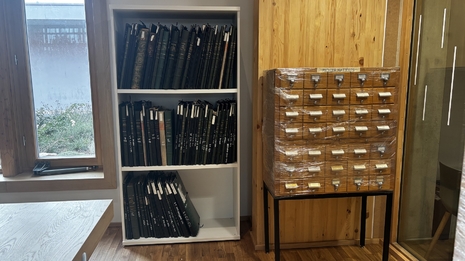 Vue sur une travée et un fichier à tiroirs en bois
