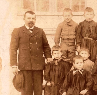 Photo de la classe de Vincent Roux présent à gauche, (collection Suzanne Chamfort)