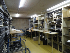 Salle avec des étagères métalliques, des tables et des boîtes d'archives - Agrandir l'image, .JPG 1,3 MB (fenêtre modale)