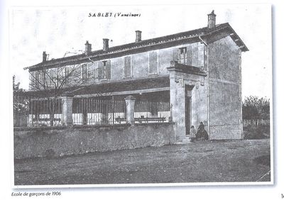 Sablet, vue de l'école inaugurée en 1906 (collection particulière)