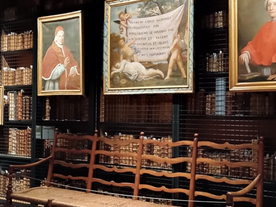 Collection d'ouvrages anciens dans une bibliothèque en bois d'origine - Agrandir l'image, .JPG 216,9 KB (fenêtre modale)
