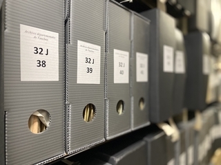 Boîtes d'archives grises en polypropilène alvéolaire  - Agrandir l'image (fenêtre modale)