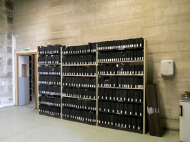 Salle ancienne où sont rangés des registres sur des étagères métalliques - Agrandir l'image, .JPG 1,7 MB (fenêtre modale)