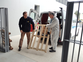 Agents installant une palette pour recevoir des cartons - Agrandir l'image, .JPG 517,6 KB (fenêtre modale)