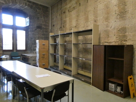 Tables, étagères, armoire mobile dans une salle ancienne éclairée par une fenêtre à meneaux - Agrandir l'image, .JPG 5,2 MB (fenêtre modale)