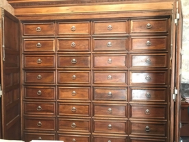 ue sur une imposante armoire ancienne en bois ; double portes ouvertes sur des tiroirs. - Agrandir l'image, .JPG 1,8 MB (fenêtre modale)