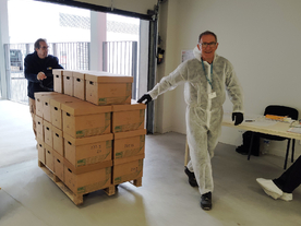 Agents déplaçant une palette de cartons dans une entrée - Agrandir l'image, .JPG 525,2 KB (fenêtre modale)