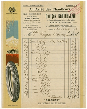 Facture de l'entreprise de Georges Barthélémy "A l'arrêt des chauffeurs" de 1926 ; l'en-tête polychrome s’empare habilement de la surface de la feuille. Une bande jaune étroite sur toute la partie gauche est destinée à l’iconographie. De fait, un pneu Goodrich souple corde, orné de la marque de fabrique, s’impose devant une voiture et ses quatre occupants. Dans le fond, la montagne enneigée se profile sur un ciel bleu. Des branchages se découpent sur l’azur du ciel. Tout en haut, la marque de fabrique G se détache, similaire à celle inscrite sur le pneu. L’activité marchande est listée en dessous du nom de magasin « À l’Arrêt des Chauffeurs » : cycles et machines à coudre, locations et réparations d’automobiles Peugeot et Renault, stocks de pneus pour autos et vélos, air comprimé, fournitures générales, articles de sports, électricité. Le dynamisme de l’en-tête reprend, à droite, une bande beaucoup plus étroite que celle de gauche, les deux cadrant la feuille elle-même. Tout en bas de page, au milieu des deux bandes, une formule publicitaire signe la composition : « Goodrich. Le maître de la route ». On remarque à côté de la date Pertuis écrit avec un h !