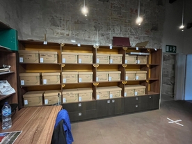 Cartons sur des étagères portant la marque Avizo - Agrandir l'image, .JPG 720,0 KB (fenêtre modale)