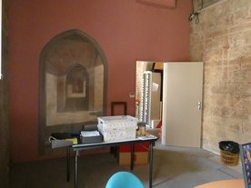 Vue sur un bureau aux murs anciens dont l'un est couvert d'un trompe-l'oeil - Agrandir l'image, .JPG 4,8 MB (fenêtre modale)