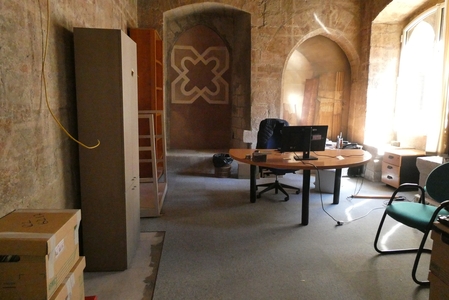 Grand bureau dépouillé dans un bâtiment très ancien, un trompe-l'oeil en arrière plan - Agrandir l'image (fenêtre modale)