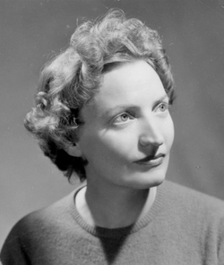 Portrait de trois-quart en noir et blanc de Madeleine Croset - Agrandir l'image (fenêtre modale)