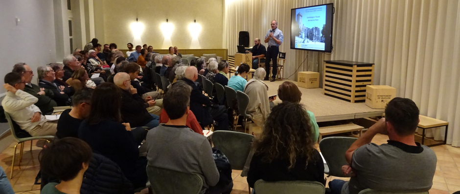 Spectateurs assistant à la conférence Ce que l’archéologie révèle du Palais