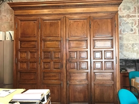 Vue sur une imposante armoire ancienne en bois fermée par 2 double portes - Agrandir l'image, .JPG 1,9 MB (fenêtre modale)