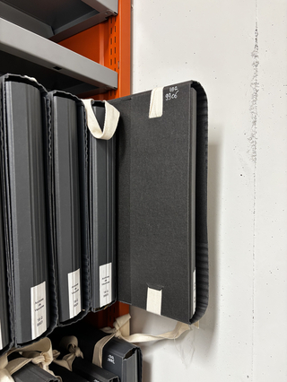 Boîtes noires posées sur une tablette métallique, la dernière est sortie pour moitié de son logement.