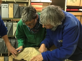 Personnel identifiant un document ancien en mauvais état - Agrandir l'image, .JPG 506,2 KB (fenêtre modale)