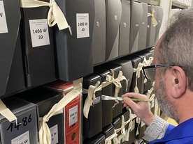Agent collant une étiquette sur une boîte d'archives - Agrandir l'image, .JPG 3,2 MB (fenêtre modale)