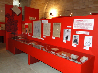 Exposition de documents dans du mobilier rouge - Agrandir l'image (fenêtre modale)