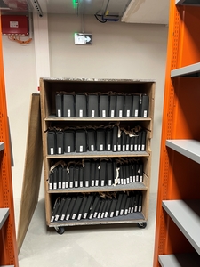 Etagère mobile remplie de boîtes noires