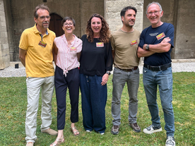 5 personnes sur une cour engazonnée ; en arrière plan, des arches médiévales - Agrandir l'image, .JPG 774,1 KB (fenêtre modale)