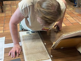 Paléographe penchée sur un parchemin pour en faire la transcription - Agrandir l'image, .JPG 541,2 KB (fenêtre modale)