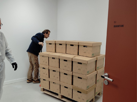 Agent déplaçant une palette de cartons dans une salle - Agrandir l'image, .JPG 374,7 KB (fenêtre modale)