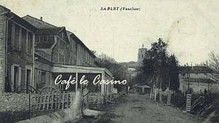 Sablet, vue du café le Casino (AD Vaucluse) - Agrandir l'image, .JPG 13 Ko (fenêtre modale)