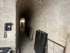 Vue sur un couloir sombre dans un très vieux bâtiment médiéval - Agrandir l'image, .JPG 829,2 KB (fenêtre modale)