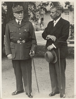 Portrait en pied de Philippe Pétain et Pierre Laval - Agrandir l'image (fenêtre modale)