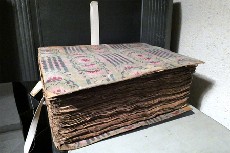 Manuscrit avec couverture batiolée