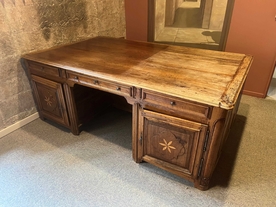 Imposant bureau ancien en bois - Agrandir l'image, .JPG 2,7 MB (fenêtre modale)