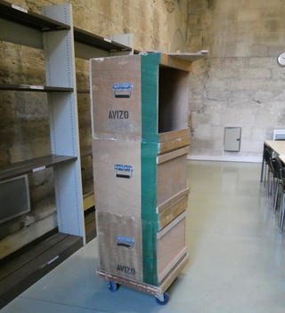 Armoire sur roue dans une salle ancienne, étagère métallique au 2e plan - Agrandir l'image (fenêtre modale)