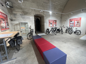 Vélos entreposés dans une grande salle à l'architecture médiévale - Agrandir l'image, .JPG 797,9 KB (fenêtre modale)